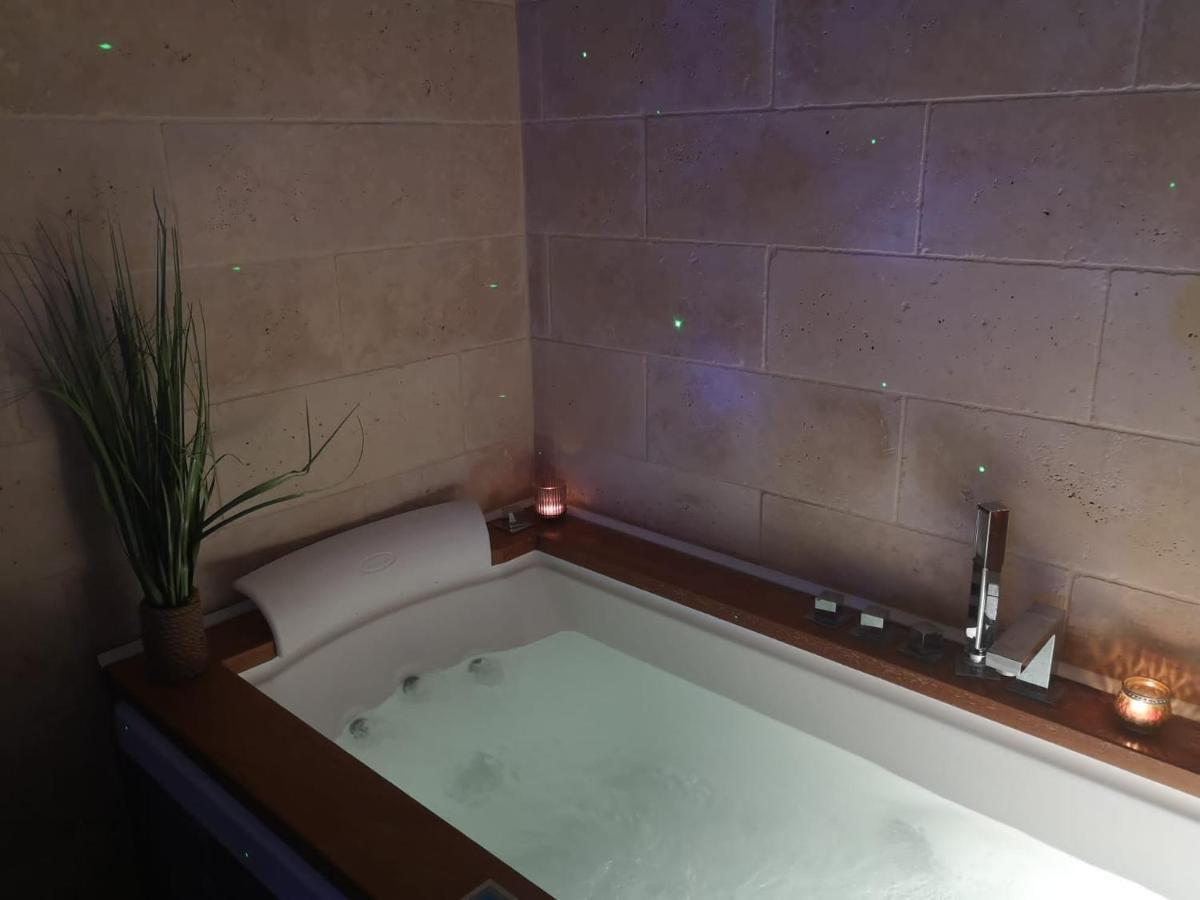Jacuzzi - La Petite Romantique - Flobnb Laon Ngoại thất bức ảnh